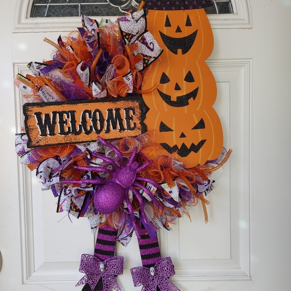 Halloween Welcome Wreath - Picture 1 of 5